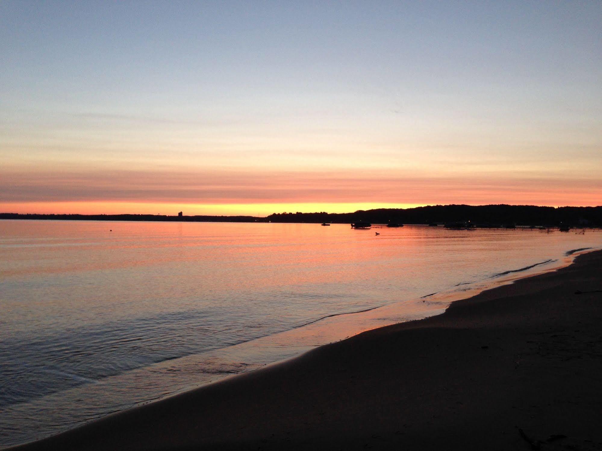 The Beach Haus - Traverse City Buitenkant foto