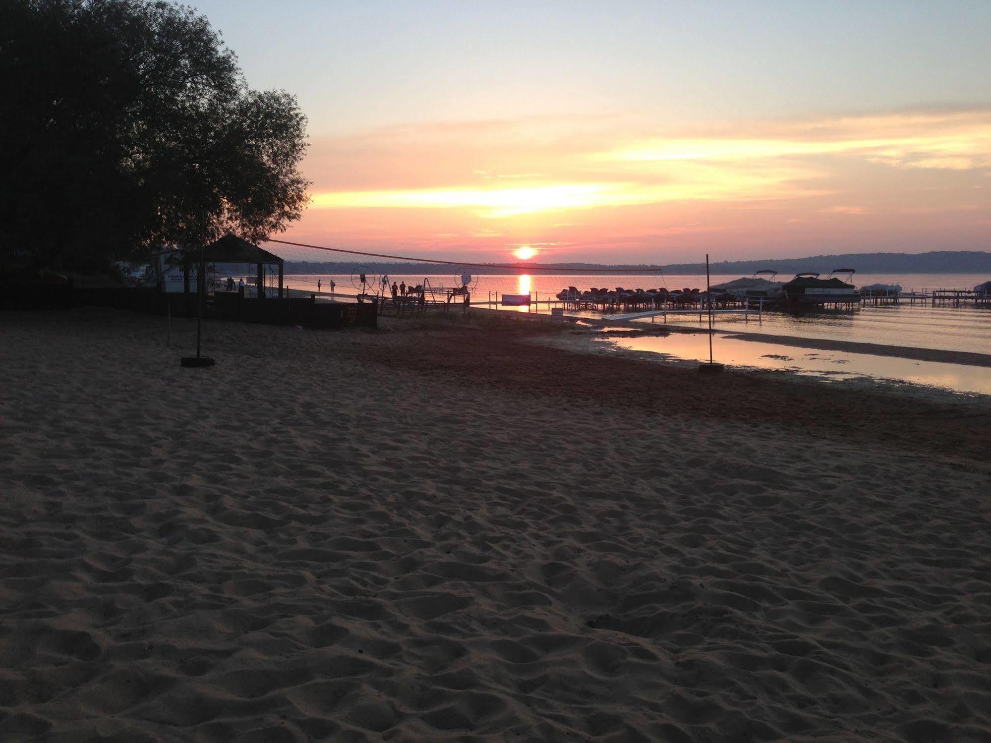 The Beach Haus - Traverse City Buitenkant foto